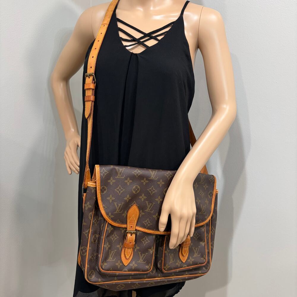 #3206 LOUIS VUITTON  Monogram  Gibeciere GM